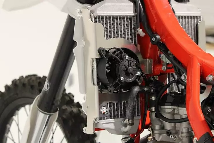 AXP Radiator Braces Red Beta 350RR/390RR/430RR/480RR/500RR 20-22 - Moottoripyörän Suojat & suojukset - 93143 - 1