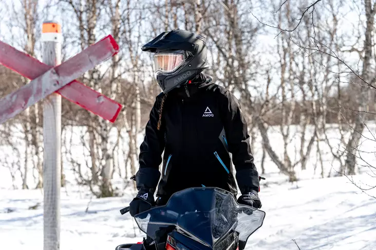 AMOQ Recoil Hiilikuitukypärä sähkövisiirillä Blackout 2XL - ATV Adventure-kypärät - 85845 - 1