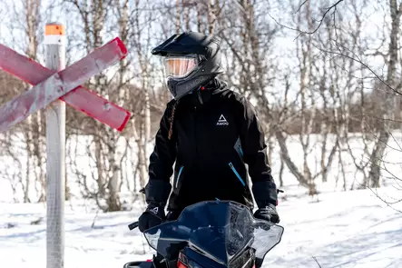 AMOQ Recoil Hiilikuitukypärä sähkövisiirillä Blackout M - ATV Adventure-kypärät - 85315 - 1