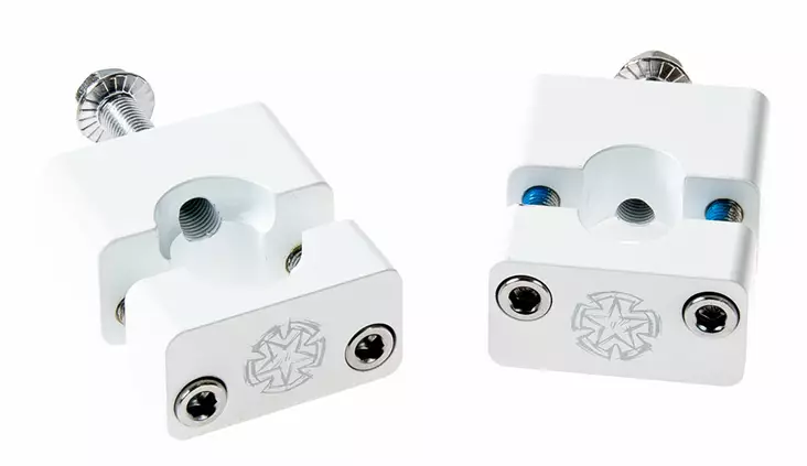 Timeless Ohjaustangon kiinnikepari, Valkoinen, 22mm, M10, Monkey Type / Pitbike - Mopon & Skootterin Ohjaustangot & tarvikkeet - 97886 - 1