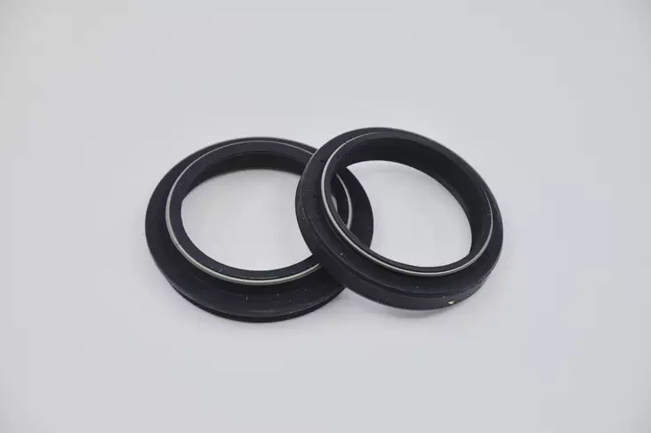 SKF Oil & Dust Seal Yamaha ""Black Color"" Mm 41 " - Moottoripyörän Etuteleskoopit - 104638 - 1